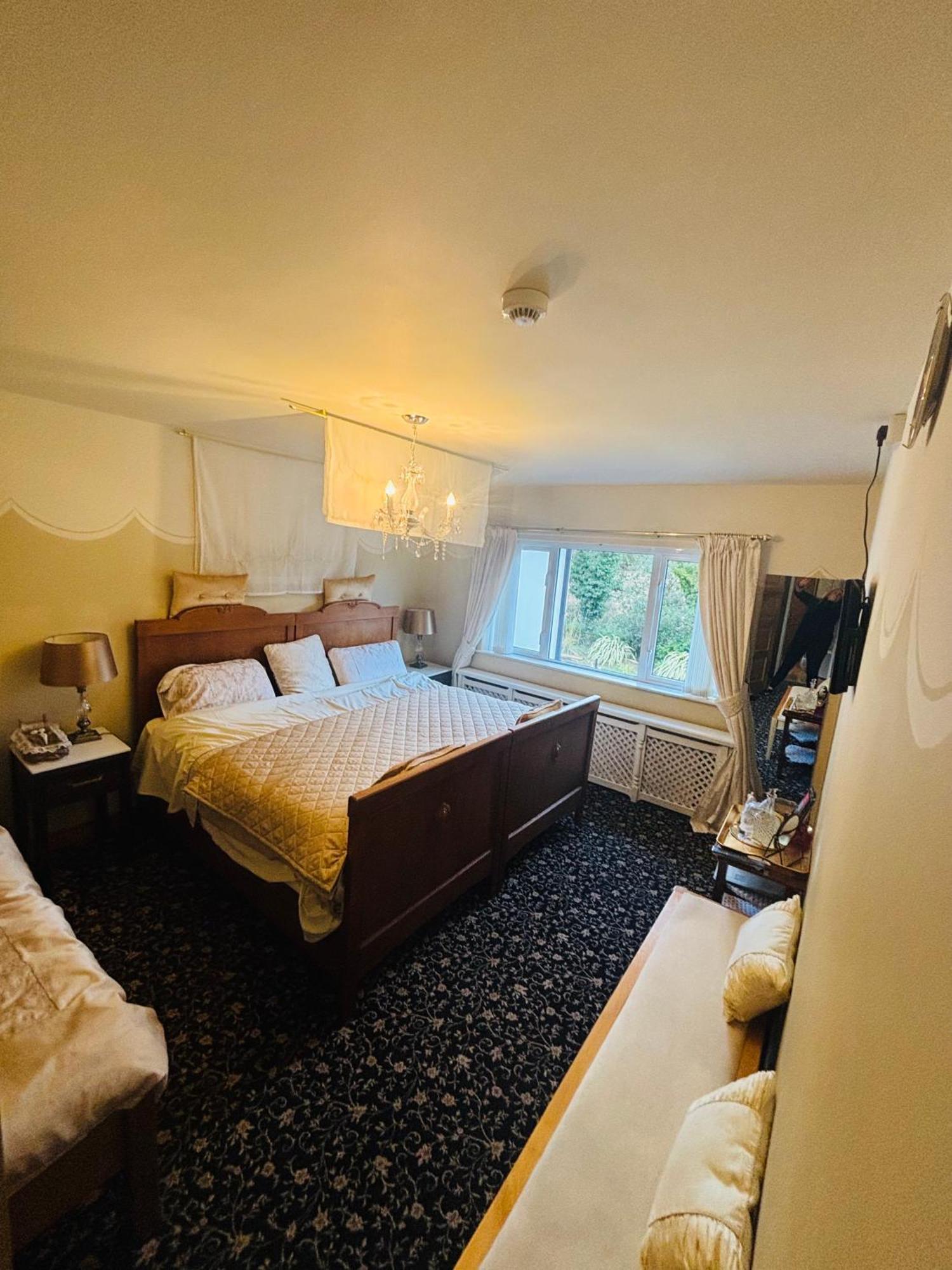 Arch House 4*